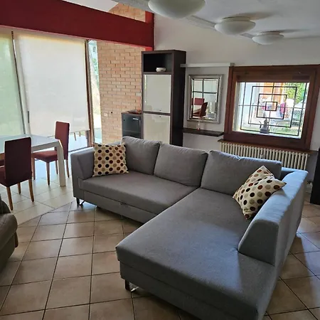Βίλα A Schiera Raffinata Con Giardino *